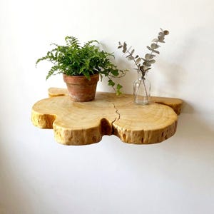 Prateleira flutuante de madeira maciça com borda natural, feita à mão com fatias de tronco de árvore natural, decoração moderna.