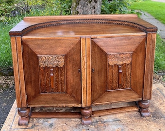 Credenza Art Déco in rovere massello degli anni '20: gambe tornite a mano, dettagli intagliati, mobile restaurato.
