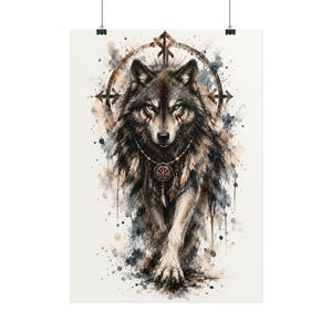 Peut inclure: Une impression d'art style aquarelle représentant un loup de face au pelage sombre et aux yeux perçants. Le loup porte un collier de perles avec un pendentif circulaire et une breloque en forme de dent. Un emblème géométrique est en arrière-plan.