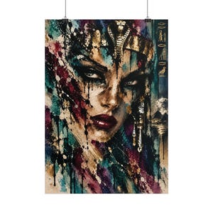 Può includere: Una stampa artistica verticale che raffigura il ritratto stilizzato di una persona che indossa un copricapo a forma di cobra dorato. L'immagine utilizza una tecnica a spruzzi d'acquerello con tonalità profonde di verde acqua, viola e oro. Geroglifici.