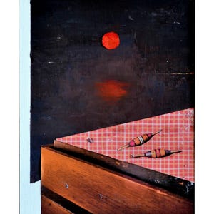 Può includere: Un'opera d'arte a tecnica mista con uno sfondo nero scuro, un sole circolare rosso brillante e il suo riflesso. Sotto, il bordo di un cassetto in legno si trova sotto una superficie coperta da un motivo a quadri rosa e bianco con due galleggianti.