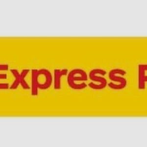 Könnte beinhalten: Ein rechteckiges gelbes Etikett mit einem roten kreisförmigen Logo mit einem stilisierten Buchstaben P auf der linken Seite, gefolgt von einer vertikalen Linie und dem roten Text Express Post in fetter serifenloser Schrift.