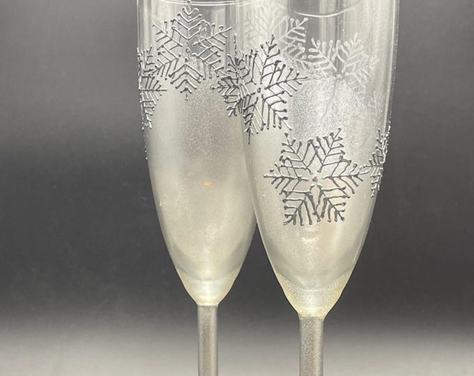 Hand Painted White Snowflake wedding set in white: champagne flutes