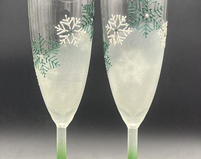 Hand Painted White Snowflake wedding set in white: champagne flutes