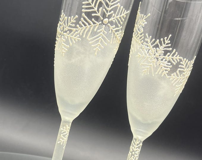 Hand Painted White Snowflake wedding set in white: champagne flutes