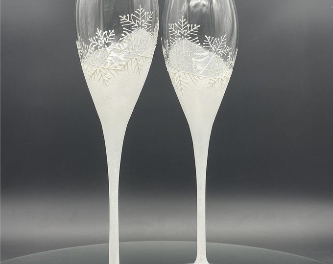 Hand Painted White Snowflake wedding set in white: champagne flutes