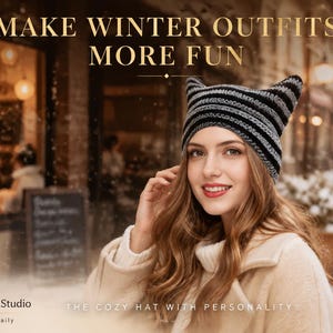 Könnte beinhalten: Eine Strickmütze mit katzenartigen Ohren und horizontalen schwarzen und grauen Streifen. Der Text "MAKE WINTER OUTFITS MORE FUN" steht oben, während "ChicBrimStudio" und "THE COZY HAT WITH PERSONALITY" unten aufgedruckt sind.