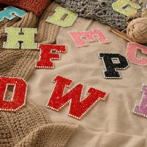 Patch de broderie lettre 7 couleurs - Décoration alphabet scintillante pour vestes, chapeaux et accessoires