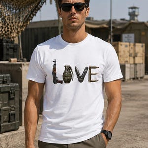 Kärleksvapen-T-shirt, Edgy grafisk t-shirt, urban streetwear, djärv typografisk konst, statement-tröja, present till honom eller henne, unik konstnärlig design