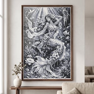 Op de afbeelding: Een zwart-wit diamond painting set met een zeemeermin versierd met bloemen, omringd door onderwaterelementen zoals koraal, bubbels en vissen, geplaatst in een donkerhouten lijst met lichtstralen die van bovenaf naar beneden schijnen.