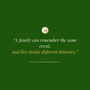 K&ouml;nnte beinhalten: Ein dunkelgr&uuml;ner Grafikdruck mit einem kleinen kreisf&ouml;rmigen Symbol eines l&auml;chelnden Gesichts &uuml;ber dem Zitat: A family can remember the same event, and live inside different histories. Darunter befindet sich der Text: from BEYOND MISUNDERSTANDING und OMNI FRAME WORKS.