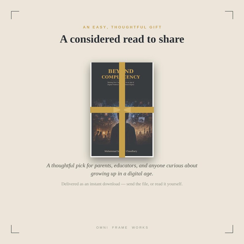 Op de afbeelding: Een boek getiteld Beyond Complacency met een donkere kaft, een silhouet van een persoon en gouden tekst. Het boek is omwikkeld met een gouden lint. De tekst op de pagina luidt: An easy, thoughtful gift, A considered read to share, OMNI FRAME WORKS.