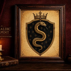 Peut inclure: Une impression encadrée représentant un serpent doré enroulé sur un bouclier noir surmonté d'une couronne. Le texte HERALDIC SERPENT MEDIEVAL CROSS STITCH PATTERN est visible à gauche. L'œuvre est présentée dans un cadre en bois sombre.