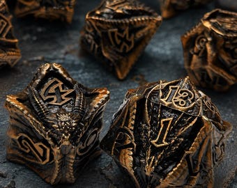 Conjunto de dados de RPG em liga de zinco com crânio de dragão esculpido em 3D, ideal para campanhas de Paladino e Guerreiro em RPGs de mesa. Dados vintage com cabeça de dragão para RPG, um presente perfeito para o Mestre de Masmorras.