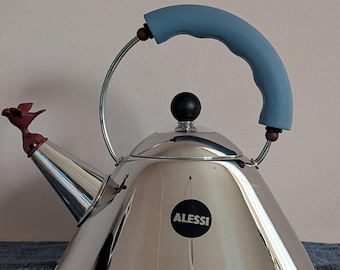 Czajnik Alessi 9093 z gwizdkiem Michael Graves Bird, postmodernistyczny jasnoniebieski uchwyt ze stali nierdzewnej, indukcyjny, z oryginalnym pudełkiem