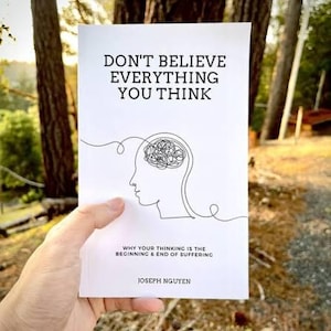 Puede incluir: Un libro de bolsillo blanco titulado Don't Believe Everything You Think de Joseph Nguyen. La portada presenta un dibujo de línea negra de un perfil humano con un garabato que representa el cerebro, y el subtítulo Why Your Thinking Is The Beginning & End Of Suffering.