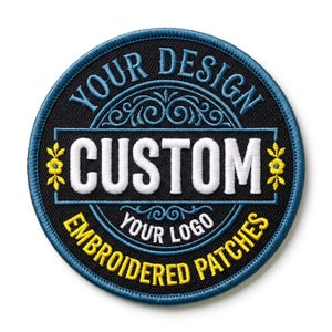 Könnte beinhalten: Ein runder gestickter Aufnäher mit schwarzem Hintergrund und blauem Rand. Der Text lautet YOUR DESIGN in Blau, CUSTOM in Weiß und YOUR LOGO in Blau. Der Text EMBROIDERED PATCHES erscheint unten in Gelb, ergänzt durch gelbe florale Akzente.