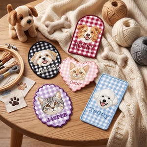 Puede incluir: Cinco parches bordados personalizados con retratos de mascotas llamadas Rocky, Archie, Oscar, Jasper y Teddy. Los parches tienen patrones de cuadros vichy en rojo, negro, rosa, morado y azul con nombres y caras bordadas.
