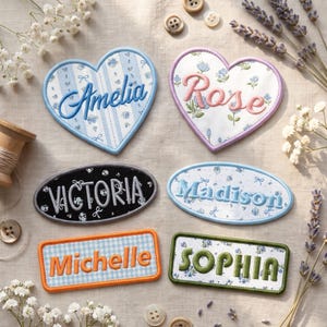Può includere: Sei toppe in tessuto ricamato a forma di cuore, ovale e rettangolare. Le toppe presentano i nomi Amelia, Rose, Victoria, Madison, Michelle e Sophia in vari caratteri e colori, su motivi floreali, a righe e a quadretti vichy.