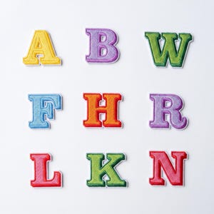Kleurrijke 3D-letterpatches, gepersonaliseerde alfabetborduurapplicaties, initialenpatches voor doe-het-zelf hoodies, tassen en kledingdecoratie, gepersonaliseerde letterbadges