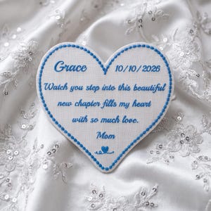 Individuell bestickter Herzaufnäher, Hochzeitsgeschenk von Mama, personalisiertes Hochzeitsandenken, Brautaufnäher zum Aufnähen, sentimentales Erinnerungsgeschenk für die Braut