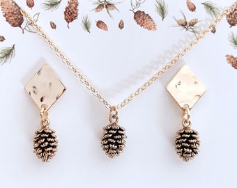 Gouden dennenappelketting: herfstsieradencadeau