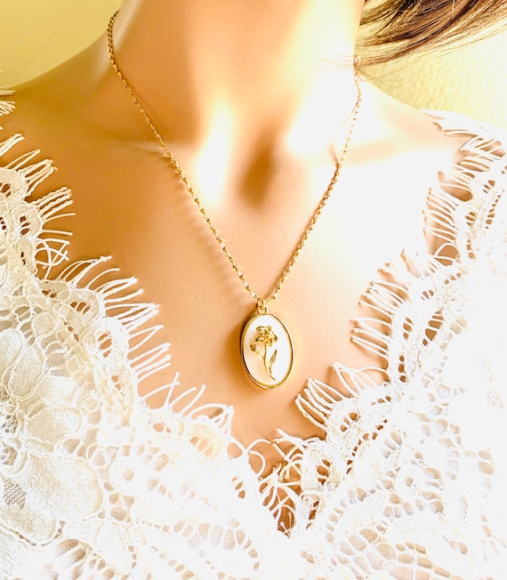 Wildflower Mother's Family Birthstone Oval Pendant or Necklace Wildflower Mother's Family Birthstone Oval Pendant or Necklace