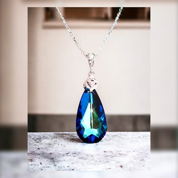 バミューダブルーのスワロフスキークリスタルティアドロップネックレス