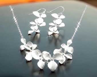 Collana con triplo fiore di orchidea: gioielli da sposa in argento e perle Swarovski