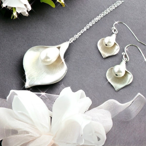Calla lily Flower Necklace, Calla Floral Pearl Earring, Pearl Necklace, Personalized gift for MOM Jewelry Gift for Her Mother's Day gift