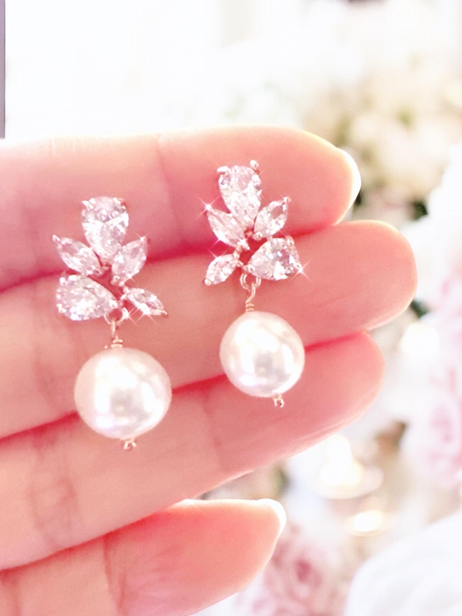 Boucles D'oreilles Pendantes - Rose Blanche émaillée Avec Cristal Et Perles - Plaqué Or - Neuf Sans Emballage