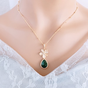 Emerald Necklace, Emerald Earrings, Beautiful Mothers Necklace, Green bridesmaid Gift, Emerald Gold Bridal Necklace, Floral Bridal Jewelry