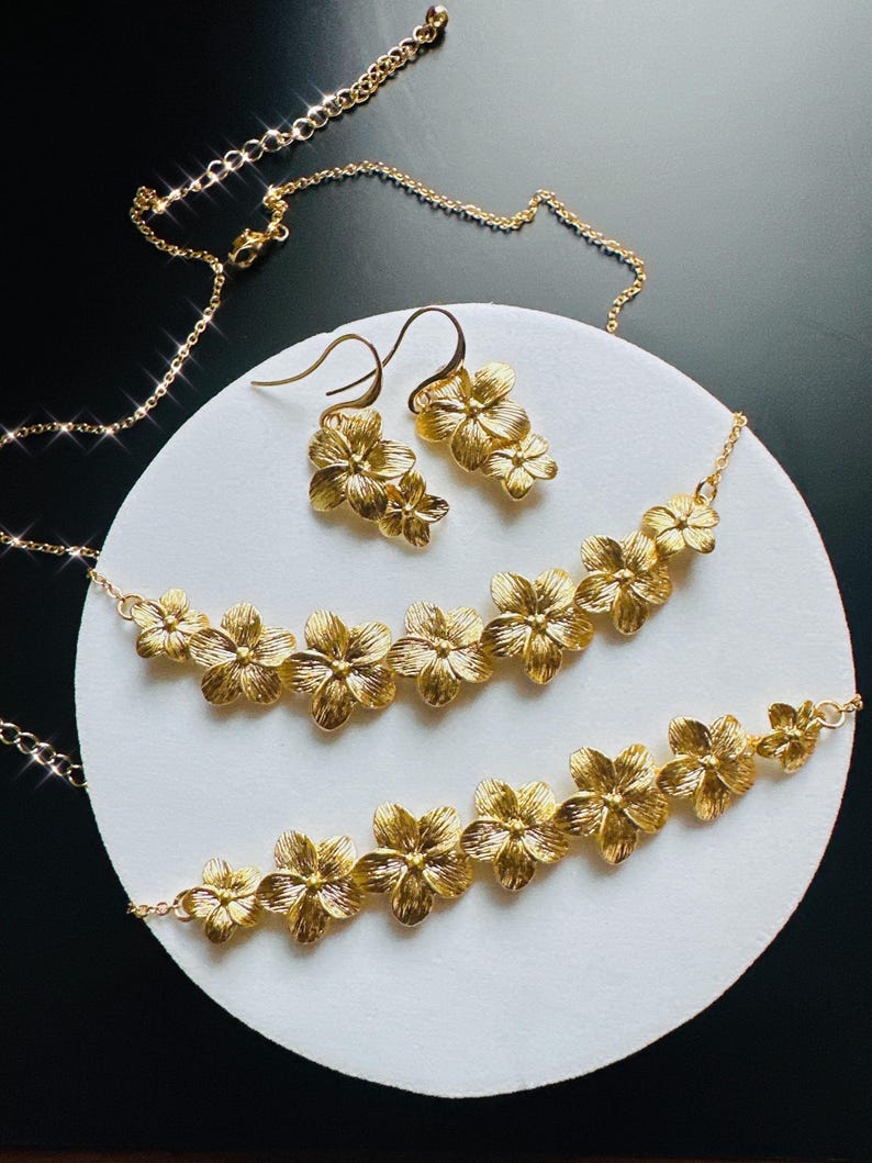 Gold Daisy Flower Necklace, Gold Wedding Necklace, Flowers Necklace