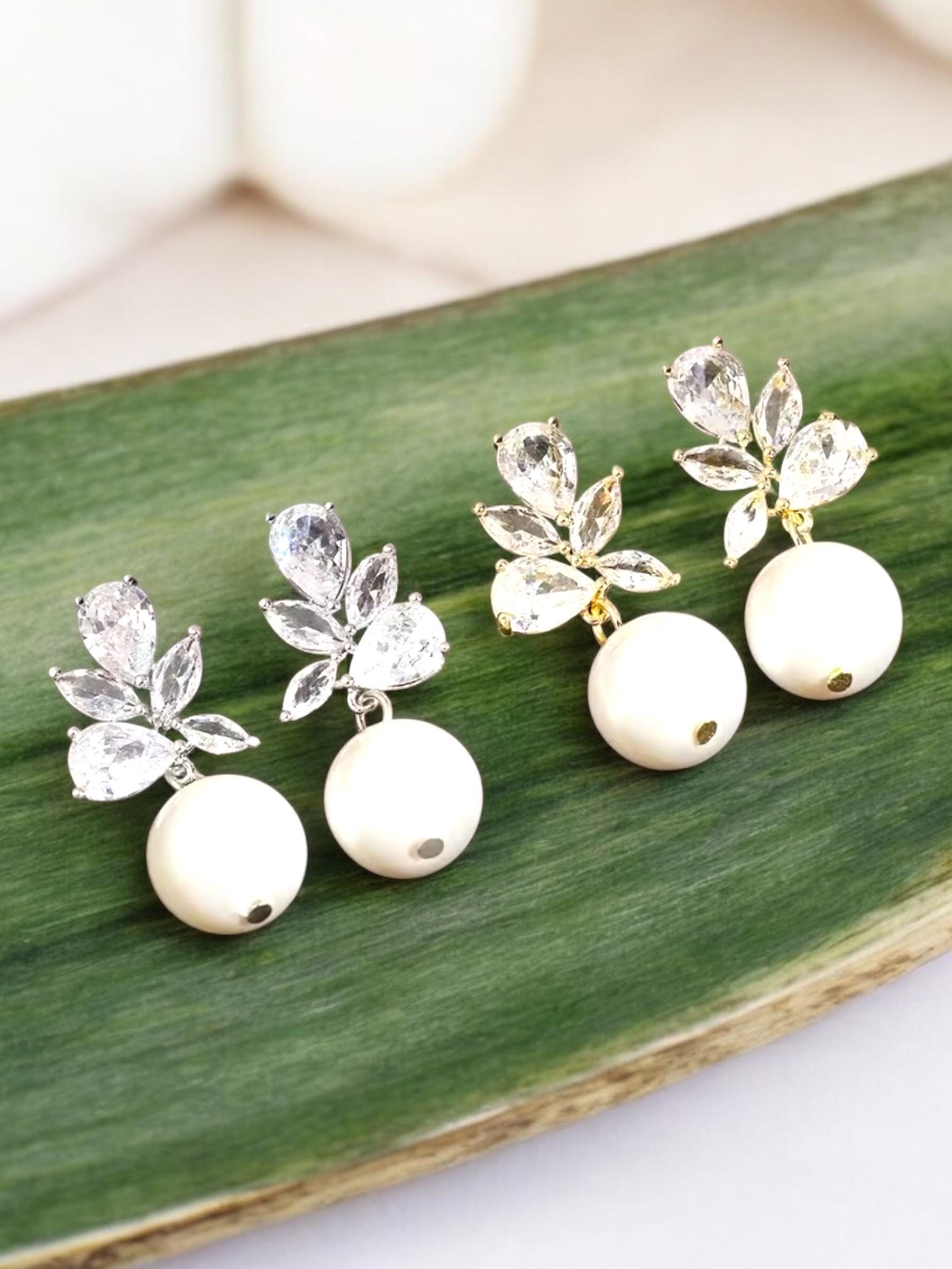 Boucles D'oreilles Rose Blanche Plaqué Or émaillé Avec Cristaux Et Perles