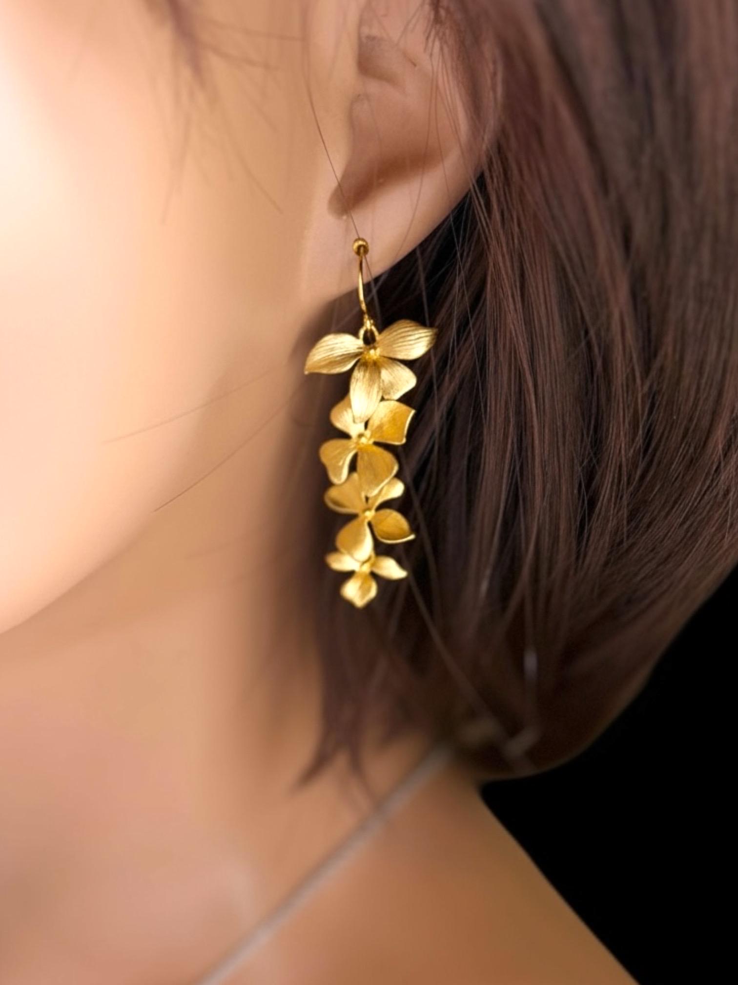 Collier De Dos Mariée à Hortensias Crème- Collier De Dos Nu- Fleurs Naturelles Séchées Avec Chaîne En Acier Or- Bijou De Mariage Chic. | L'atelier Du 6- Bijoux Et Accessoires De Mariage