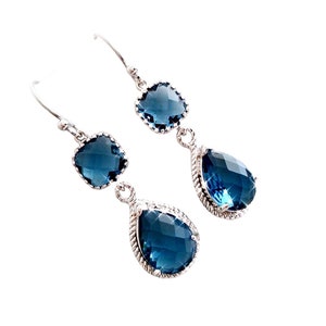 Boucles d&#39;oreilles pendantes bleu saphir : bijoux de mariée en or blanc