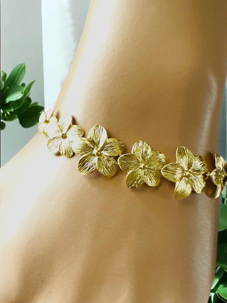 Gold Daisy Flower Necklace, Gold Wedding Necklace, Flowers Necklace