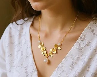 Collar nupcial de orquídea: babero de perla y colgante de flor de plata.