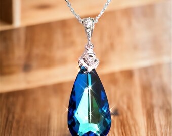 バミューダブルーのスワロフスキークリスタルティアドロップネックレス