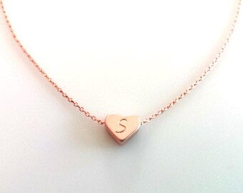 Collar con inicial de corazón en oro rosa: joyería personalizada con dijes