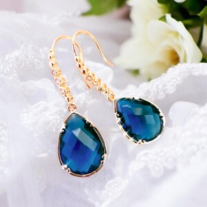 Boucles d&#39;oreilles en verre bleu saphir : bijoux de mariée en plaqué or