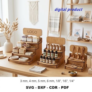 Może przedstawiać: Trzy wielopoziomowe drewniane stojaki ekspozycyjne na produkty detaliczne, z górnym panelem zawierającym napis "LOGO". Obraz zawiera tekst "digital product" oraz "3 mm, 4 mm, 5 mm, 6 mm, 1/8", 1/6", 1/4" SVG - DXF - CDR - PDF" na dole.