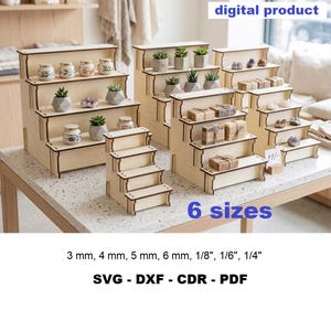 Può includere: Una collezione di espositori a gradini in legno chiaro di varie dimensioni, dotati di più livelli per organizzare piccoli oggetti. L'immagine include il testo digital product, 6 sizes, 3 mm, 4 mm, 5 mm, 6 mm, 1/8", 1/6", 1/4", SVG, DXF, CDR e PDF.