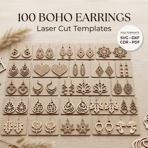 Puede incluir: Una colección de 100 plantillas de pendientes cortadas con láser sobre pequeñas tarjetas de madera. Los diseños incluyen formas como corazones, hojas, flores, estrellas, lunas y patrones geométricos. El texto dice 100 BOHO EARRINGS Laser Cut Templates.