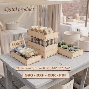 Könnte beinhalten: Ein digitales Produkt mit lasergeschnittenen Holzkisten zur Aufbewahrung. Das Set enthält Dateien für 3 mm, 4 mm, 5 mm, 6 mm, 1/8", 1/6" und 1/4" Stärken in den Formaten SVG, DXF, CDR und PDF. Die Kisten enthalten Garn, kleine Glasflaschen.