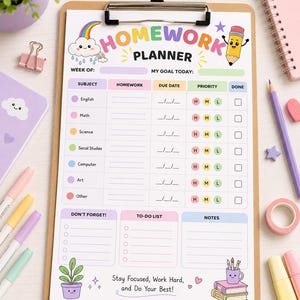 Op de afbeelding: Een huiswerkplanner op een bruin klembord met afbeeldingen van een regenboog, wolk en potlood. Het document bevat secties voor vakken, huiswerk, deadlines, prioriteiten, een to-do lijst en notities met de tekst Stay Focused, Work Hard, and Do Your Best.