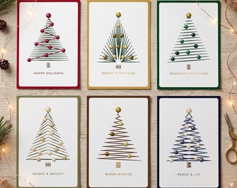 Könnte beinhalten: Sechs rechteckige Grußkarten mit minimalistischen Weihnachtsbaum-Strichzeichnungen, die mit kleinen Kugeln verziert sind. Die Karten tragen die Texte Happy Holidays, Merry Christmas, Season's Greetings, Merry & Bright, Warm Wishes und Peace & Joy.