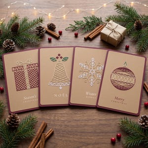 Könnte beinhalten: Vier rechteckige Grußkarten aus braunem Papier mit geometrischen Fadenkunst-Motiven eines Geschenks, einer Glocke, einer Schneeflocke und einer Kugel. Die Karten tragen die Aufschriften Season's Greetings, NOËL, Winter WISHES und Merry CHRISTMAS.