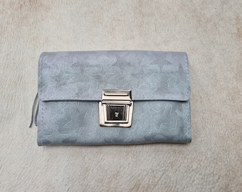 Clutch "XL" in ice blue leather and keychain