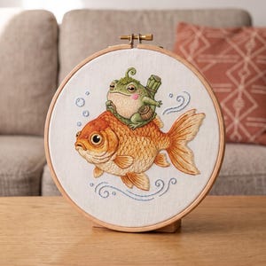 Borduurpakket voor beginners: Kikker rijdend op een goudvis | Doe-het-zelf fantasiedier muurdecoratie cadeau